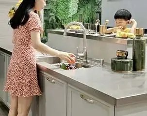 Gli armadi da cucina Baineng portano compagnia ai bambini